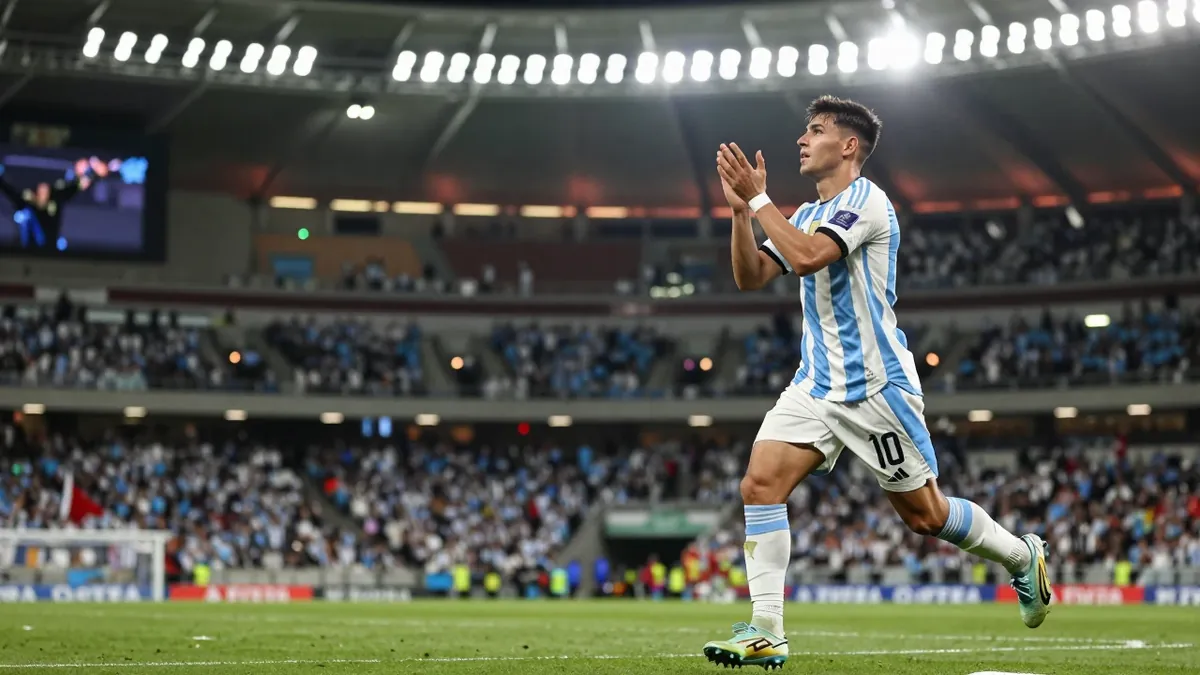 Franco Domínguez Ávila, hermano del delantero Chimy Ávila, marcó dos goles y anotó su penal en la final de los Juegos...