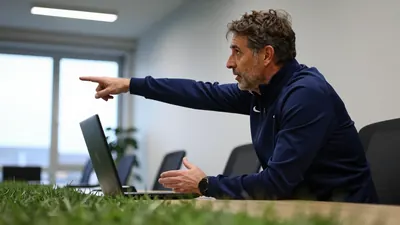 AFA president Claudio Tapia and coach Lionel Scaloni have met in Ezeiza to begin formal talks over renewing Scaloni's...